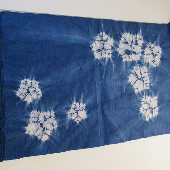 2 Blue & White floral pattern fringed table doilies - Picture 3 of 11